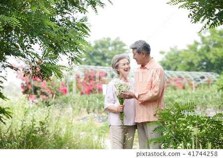 高級約會老夫妻悠閒退休生活 高級約會老夫妻悠閒退休生活 41744258