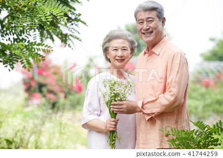 高級約會老夫妻悠閒退休生活 41744259