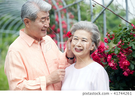 Senior date old couple leisurely retirement life Senior date old couple leisurely retirement life 41744261