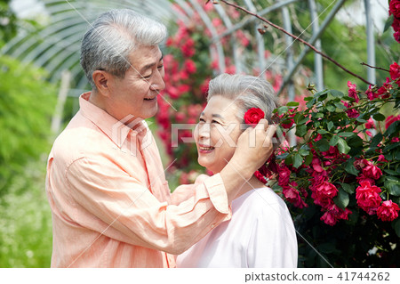 Senior date old couple leisurely retirement life Senior date old couple leisurely retirement life 41744262