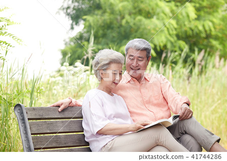 Senior date old couple leisurely retirement life Senior date old couple leisurely retirement life 41744286