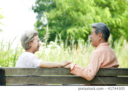 Senior date old couple leisurely retirement life Senior date old couple leisurely retirement life 41744305