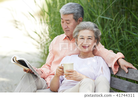 Senior date old couple leisurely retirement life 41744311