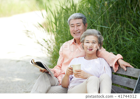 Senior date old couple leisurely retirement life 41744312