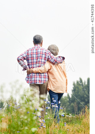 A happy retirement A relaxed retirement life Senior dating A walk of old age 41744398