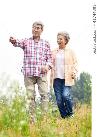 A happy retirement A relaxed retirement life Senior dating A walk of old age 41744399