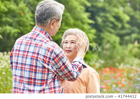 A happy retirement A relaxed retirement life Senior dating A walk of old age 41744412