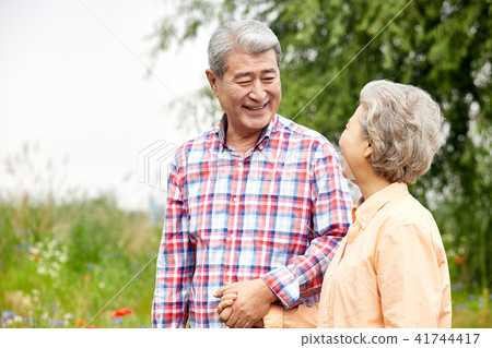 A happy retirement A relaxed retirement life Senior dating A walk of old age 41744417