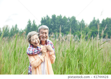 A happy retirement A relaxed retirement life Senior dating A walk of old age 41744428