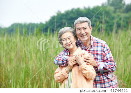 A happy retirement A relaxed retirement life Senior dating A walk of old age 41744431