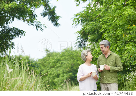 A happy retirement A relaxed retirement life Senior dating A walk of old age 41744458