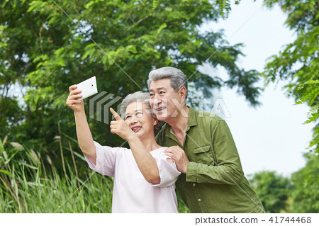 A happy retirement A relaxed retirement life Senior dating A walk of old age 41744468