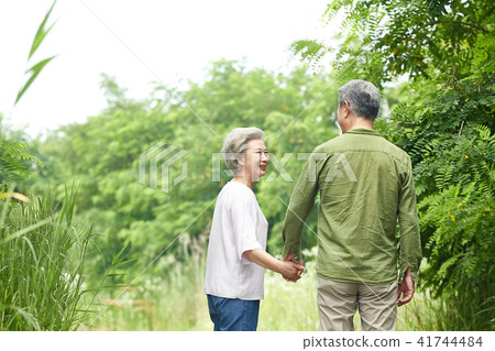 退休生活愉快輕鬆的退休生活高級約會老年人的步行 退休生活愉快輕鬆的退休生活高級約會老年人的步行 41744484