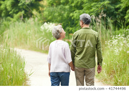 A happy retirement A relaxed retirement life Senior dating A walk of old age 41744496