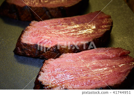 Sous-vide steak cut into pieces, cooked to eat beef on the stone table 41744951