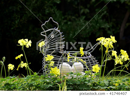 Container in the form of a hen Container in the form of a hen 41746407