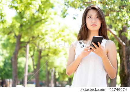 使用智能手機的女人 41746974