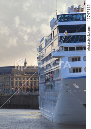 Cruise ship 41747113