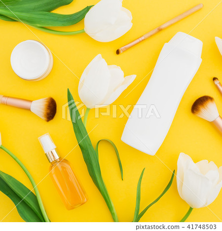 Shampoo, perfume, cream and white flowers 41748503
