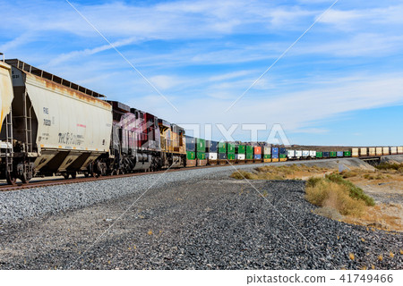 橫跨美洲的長途貨運列車的集裝箱 橫跨美洲的長途貨運列車的集裝箱 41749466