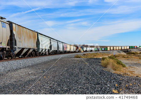 橫跨美洲的長途貨運列車的集裝箱 41749468
