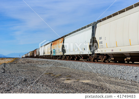 橫跨美洲的長途貨運列車的集裝箱 橫跨美洲的長途貨運列車的集裝箱 41749483