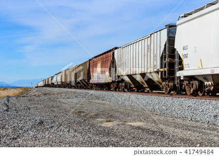 橫跨美洲的長途貨運列車的集裝箱 橫跨美洲的長途貨運列車的集裝箱 41749484