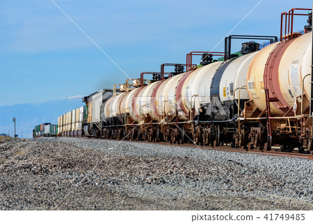 橫跨美洲的長途貨運列車的集裝箱 橫跨美洲的長途貨運列車的集裝箱 41749485
