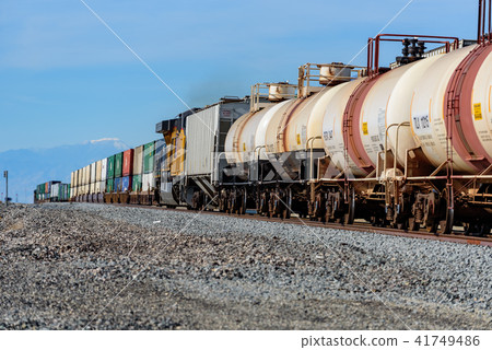 橫跨美洲的長途貨運列車的集裝箱 橫跨美洲的長途貨運列車的集裝箱 41749486