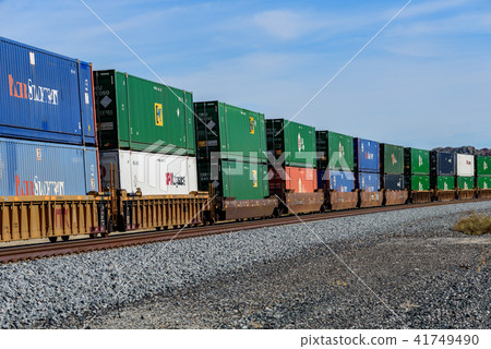 橫跨美洲的長途貨運列車的集裝箱 橫跨美洲的長途貨運列車的集裝箱 41749490