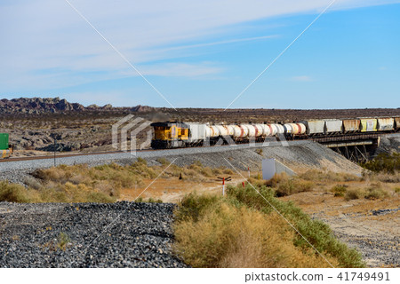 穿越美洲的長途貨運列車 41749491