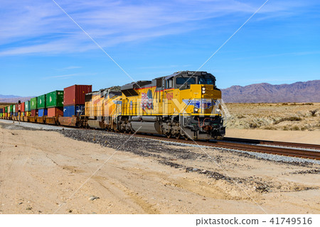 穿越美洲的長途貨運列車 41749516