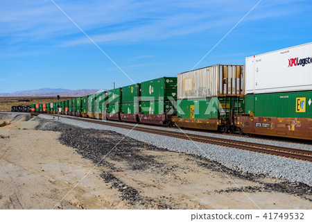 穿越美洲的長途貨運列車 穿越美洲的長途貨運列車 41749532