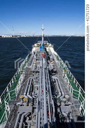 Deck pipeline of oil tanker Deck pipeline of oil tanker 41751720