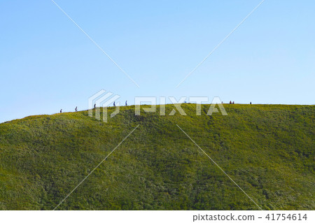[Shizuoka Prefecture/Sightseeing spots] Mt. Omuro mountaintop copy space in early summer 41754614