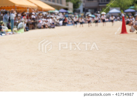 在人行橋體育競賽之前專注於地面 在人行橋體育競賽之前專注於地面 41754987