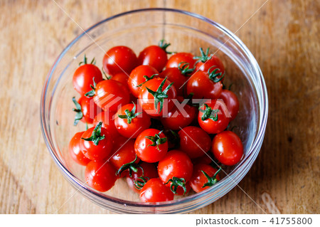 Petit tomatoes  41755800