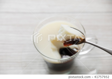 Eat milk pudding and coffee jelly 41757932