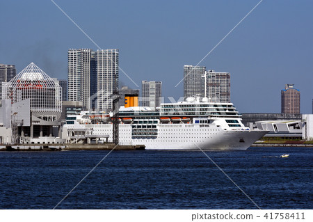 Luxury cruise ship departing from Harumi Wharf 41758411