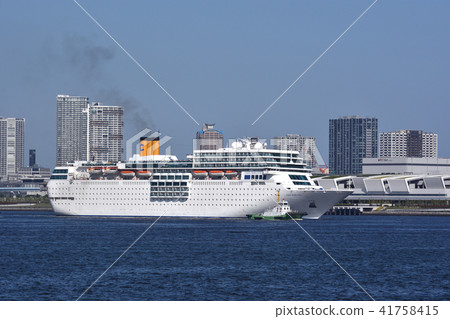 Luxury cruise ship departing from Harumi Wharf 41758415