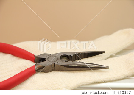 活梯下方的手套和無線電鉗 41760397