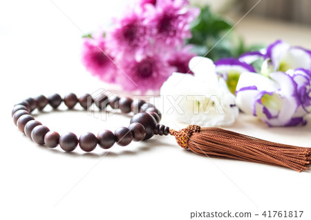 Beads and cut flowers 41761817