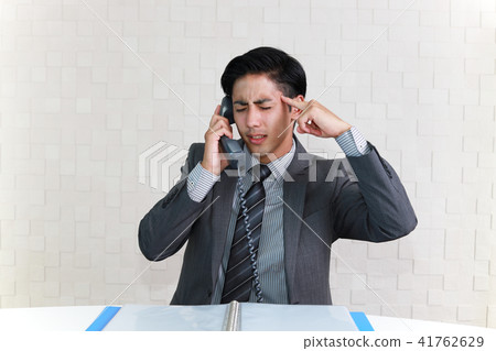 A businessman with a tired expression 41762629