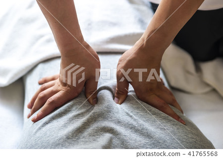 Massage to relieve stiff shoulders 41765568