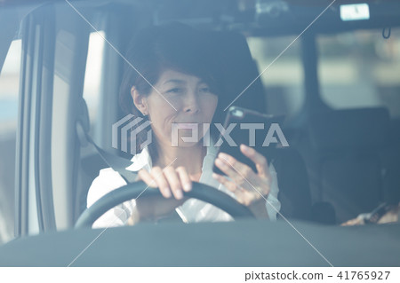 Smartphone inattentive driving Smartphone inattentive driving 41765927