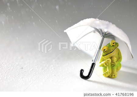 It started to rain. It started to rain. 41768196