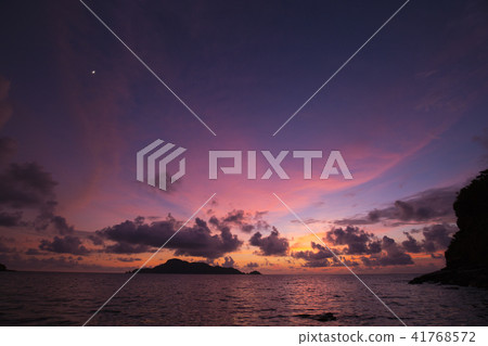 從座間味島的日落在沖繩島 41768572