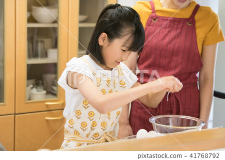 Elementary school girl who helps cooking Elementary school girl who helps cooking 41768792