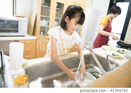 Elementary school girl who helps her mother's housework 41768793
