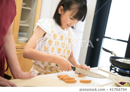 Elementary school girl who helps cooking 41768794